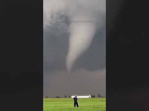 Man escapes Texas Tornado by foot!