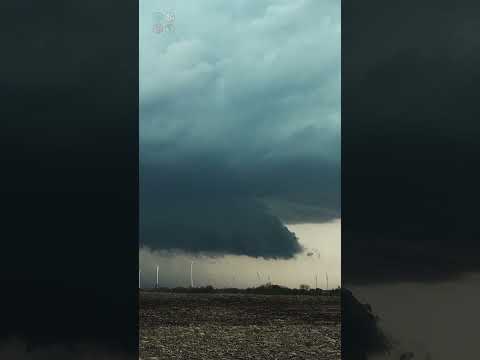Supercell Extreme Winds and flying debris with severe storms in Iowa! May 7th 2023
